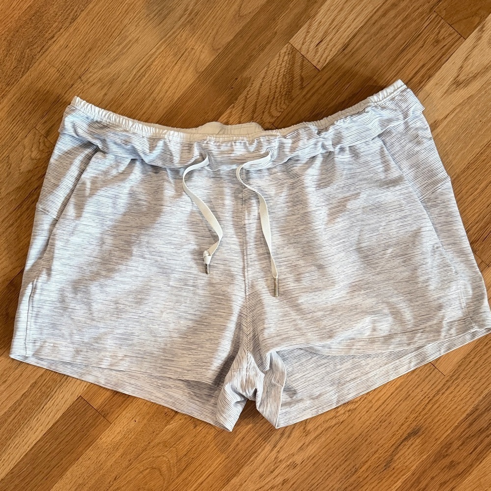 Women's Lululemon On The Fly Short size 10 - Picture 6 of 10